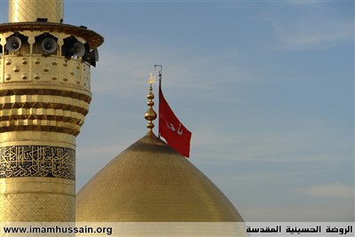 نمای نزدیک گنبد و گلدسته حرم امام حسین (ع)